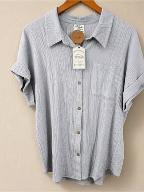 Very J Light Gray/blue Short-Sleeve Button Front Blouse